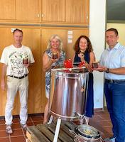 Landrat Schwarz besucht Bienen AG _3_